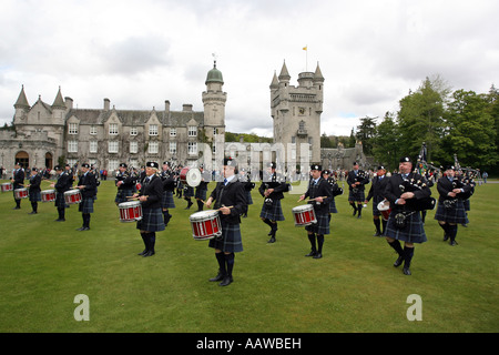 La Fanfare de Grampian sur la pelouse en face de la Queen's Royal le château de Balmoral, Aberdeenshire, Scotland, UK Banque D'Images