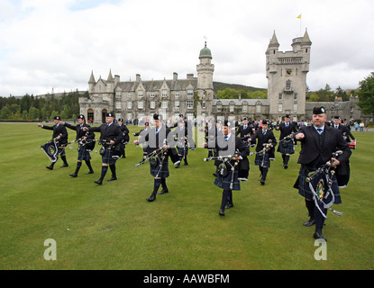 La Fanfare de Grampian sur la pelouse en face de la Queen's Royal le château de Balmoral, Aberdeenshire, Scotland, UK Banque D'Images