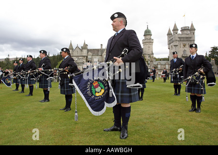 La Fanfare de Grampian sur la pelouse en face de la Queen's Royal le château de Balmoral, Aberdeenshire, Scotland, UK Banque D'Images