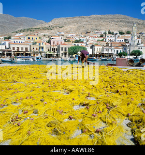 Les filets de pêche DANS LE PORT DE L'île de Halki près de Rhodes, Grèce Banque D'Images