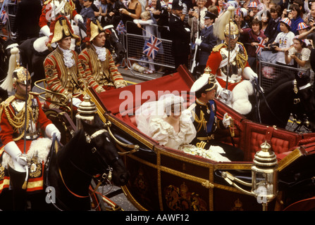 Le Prince Charles Lady Diana Spencer Royal mariage foules Londres. Le 29 juillet 1981, une calèche ouverte descend le Mall pour retourner à Buckingham Palace. ANNÉES 1980 ROYAUME-UNI Banque D'Images