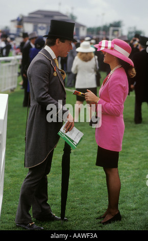 Couple fortuné des années 1980 au Derby Day, le jour des courses hippiques. Epsom Angleterre. Couple aristocratique intelligent dans l'enceinte des membres. ROYAUME-UNI 1985 HOMER SYKES Banque D'Images