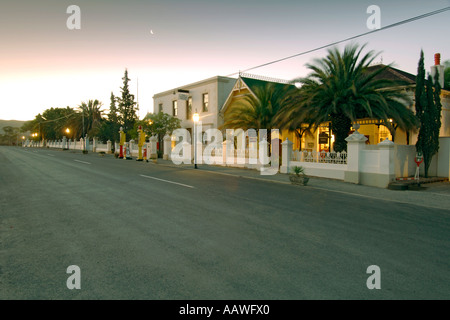 Un crépuscule vue vers le bas de la rue principale de la petite ville de Matjiesfontein dans le Karoo en Afrique du Sud de la province. Banque D'Images