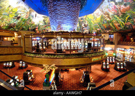 Intérieur de la Jungle casino dans le centre de loisirs de la ville de Sun casino et complexe de villégiature en Afrique du Sud. Banque D'Images