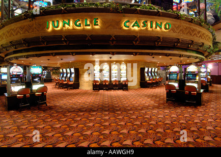 Intérieur de la Jungle casino dans le centre de loisirs de la ville de Sun casino et complexe de villégiature en Afrique du Sud. Banque D'Images