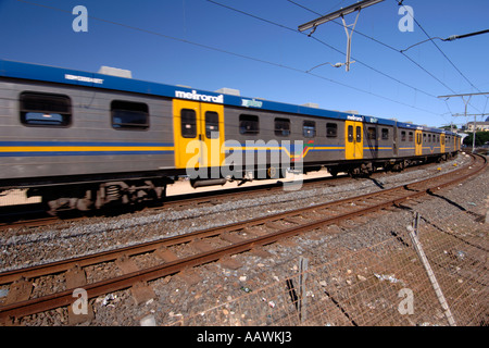 Un train passe passé Kalk Bay à Cape Town, Afrique du Sud. Banque D'Images