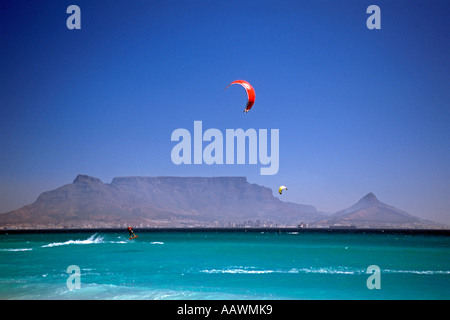 Kite surfeurs off Blouberg dans Table Bay avec la Montagne de la table et la ville du Cap en arrière-plan. Banque D'Images