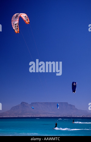Kite surfeurs off Blouberg dans Table Bay avec la Montagne de la table et la ville du Cap en arrière-plan. Banque D'Images