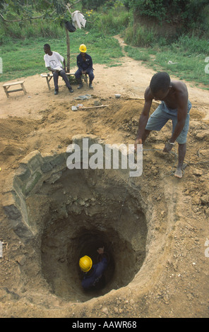 Creuser un puits au Ghana Banque D'Images