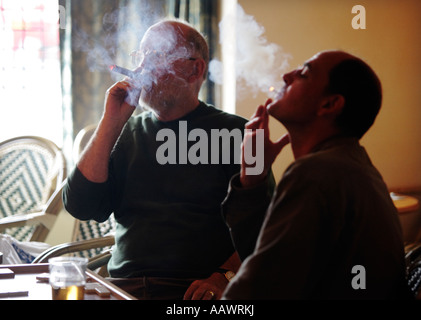 Les fumeurs à fumer deux dans un pub dans le Worcestershire UK le jour avant l'interdiction de fumer dans les lieux publics est entrée en vigueur Banque D'Images