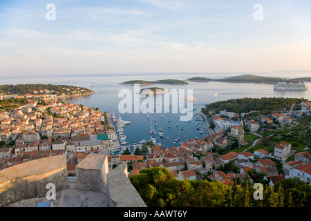 Look de la forteresse Spanjola sur le port de Hvar, île de Hvar, Dalmatie, Croatie Banque D'Images