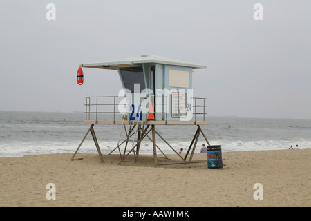 Lifeguard tower et la bouée de sauvetage à Huntington Beach, Californie, USA Banque D'Images