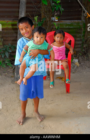 Les enfants autochtones à Livingstone, au Guatemala, en Amérique centrale Banque D'Images