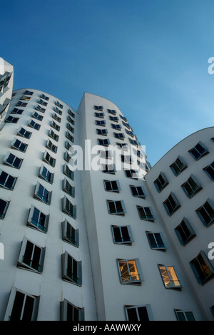 Bâtiments Gehry, Medienhafen, Düsseldorf, Rhénanie du Nord-Westphalie, Allemagne Banque D'Images