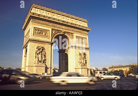 Arc de Triomphe sur le Charles de Gaulle Etoile en haut de l'Avenue des Champs Elysées à Paris France Banque D'Images