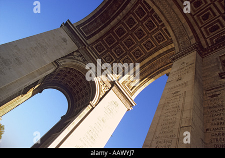 Arc de Triomphe sur le Charles de Gaulle Etoile en haut de l'Avenue des Champs Elysées à Paris France Banque D'Images