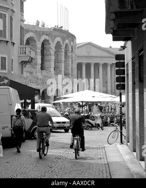 Cyclistes sur la Via Oberdan vers l'arène romaine dans la Piazza Bra Vérone Italie Banque D'Images