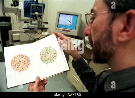 Docteur au Centre de réadaptation de vision VRC affiche Ishihara psuedo plaques chromatiques iso utilisées pour tester le daltonisme Banque D'Images
