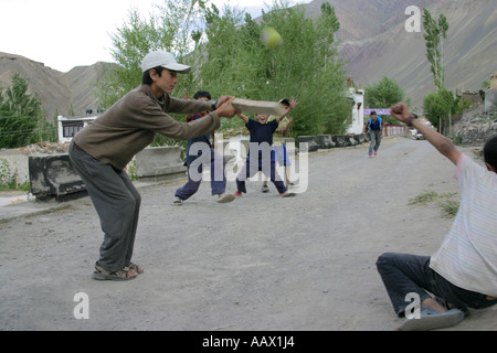 Certains garçons jouent au base-ball sur la route, Ladakh Banque D'Images