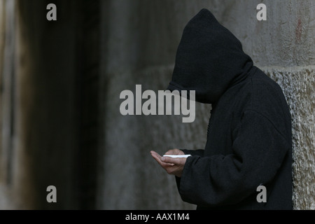 Un homme portant la jellaba traditionnelle, Maroc Banque D'Images