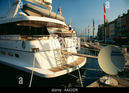 Yachts dans le port de St Tropez Côte d'Azur Provence France Banque D'Images