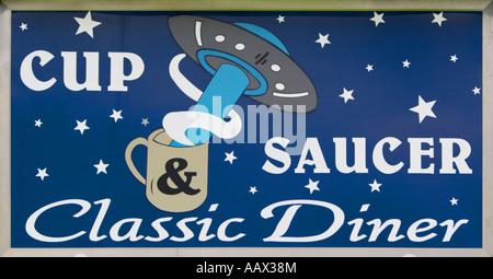 Tasse et soucoupe Diner situé dans la région de Pine Bush New York considéré comme l'OVNI capitale de la côte Est Banque D'Images