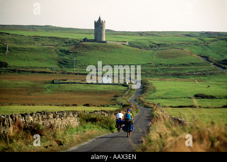 Randonnée à vélo dans la campagne près de Bunratty, comté de Clare, Irlande Banque D'Images