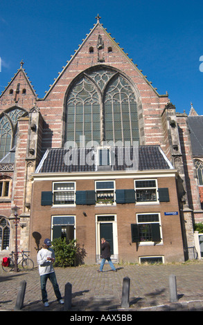 Église Oudekerk dans le quartier rouge à Amsterdam les Pays-Bas en Oudekerksplein Banque D'Images