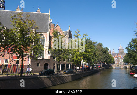 Église Oudekerk dans le quartier rouge à Oudezuds Voorburgwal à Amsterdam aux Pays-Bas Banque D'Images