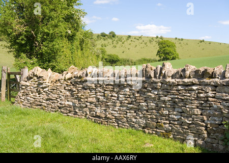 Un mur en pierre sèche et d'un rouleau à Cotswold paysage près du village de Cotswold Turkdean, Gloucestershire Banque D'Images