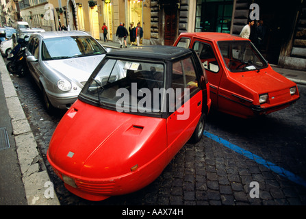 Smart voitures garées dans une rue de Rome Italie Banque D'Images