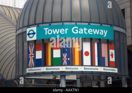 Les drapeaux colorés à l'extérieur de Tower Gateway DLR (Docklands Light Railway) station à Tower Hill, Londres, Angleterre Banque D'Images