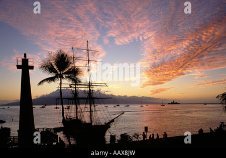 Elk214 4194 Hawaii Maui Lahaina coucher de soleil derrière Lanai et Carthaginois whaler II Banque D'Images