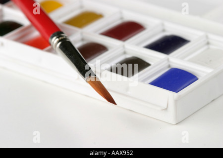 Brosse et fort de peintures sur fond blanc Banque D'Images