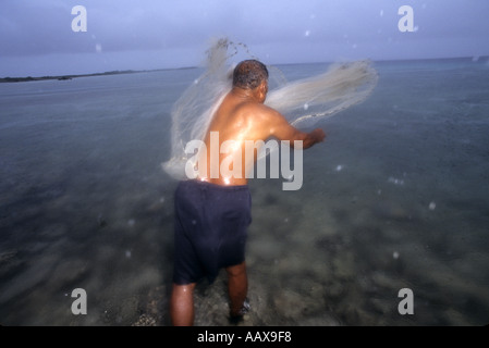 Pêcheur net net jeter dans les Îles Marshall Banque D'Images