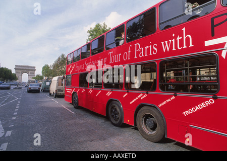 Tour bus rouge sur les Champs Elysées avec Arc de Triomphe Banque D'Images