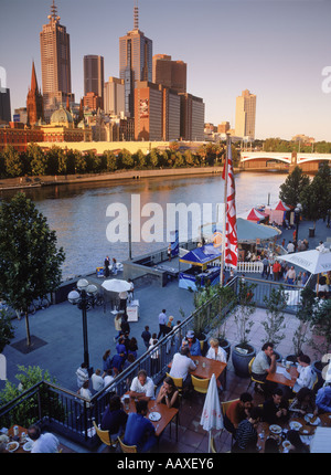 Coin à Southgate Complex sur la rivière Yarra sous toits de Melbourne près de Sunset Banque D'Images