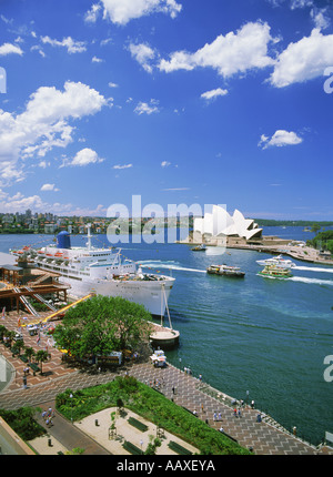 Les navires à passagers et partent à la Sydney Harbour Quay avec Opera House Banque D'Images