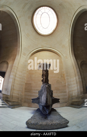 La Victoire de Samothrace au Musée du Louvre, au-dessus de l'escalier Daru dans aile Denon Banque D'Images