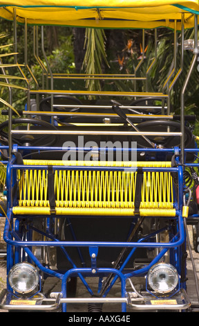 Une verticale de l'image couleur d'une pédale buggy bleu et jaune prête pour les touristes Banque D'Images