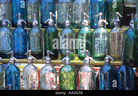 Siphon soda antiques bouteilles pour vente sur marché de décrochage à San Telmo, Buenos Aires, Argentine Banque D'Images