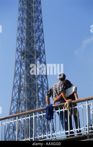 Couple sur Pont De Billy avec Eiffel Tower Banque D'Images