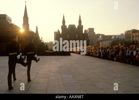 Les touristes regarder la relève quotidienne de la garde au tombeau de Lénine de la Place Rouge Moscou Russie 1989 1980 HOMER SYKES Banque D'Images