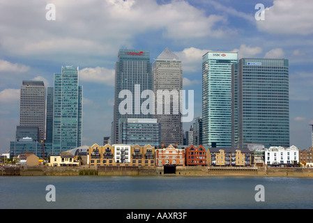 Les tours de Canary Wharf Londres le nain plus propriétés sur la rive de la Tamise Banque D'Images