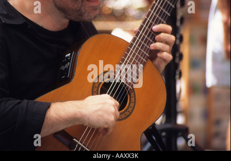 Gros plan du guitariste du tango jouant de la guitare acoustique, San Telmo, Buenos Aires, Argentine Banque D'Images