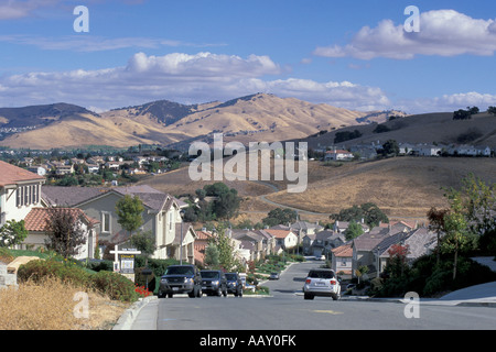 La croissance du logement dans les collines de la Californie de l'East Bay montrant des maisons à vendre dans un nouveau quartier Banque D'Images