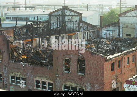 Fire endommagé bâtiment commercial, USA Banque D'Images