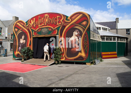 dh KIRKWALL ORKNEY touristes entrant dans St Magnus Festival Moulin Rouge Spiegeltenten musique touristique tente spiegelttent Banque D'Images