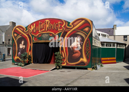 dh KIRKWALL ORKNEY St Magnus Festival Moulin Rouge Spiegeltenten spiegel tente Spiegelttent Banque D'Images