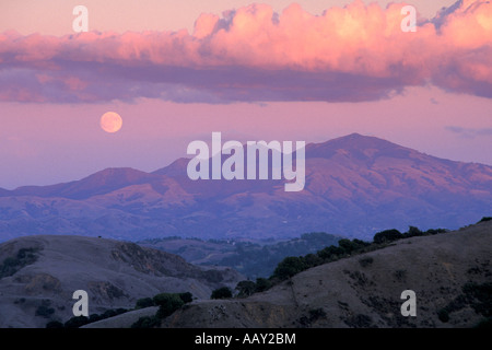 Pleine lune sur le mont Diablo vu de collines et montagne à Orinda Californie Banque D'Images